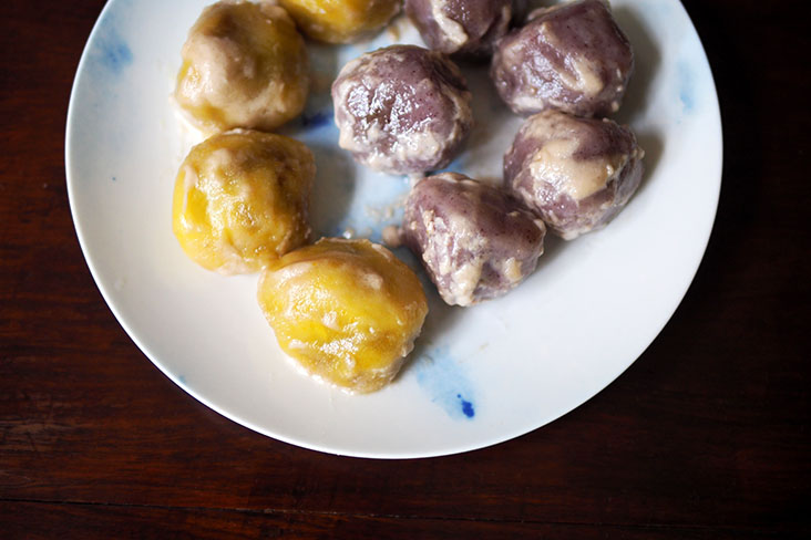 The 'kuih koci santan' may not look appealing without the banana leaves but they taste excellent with a soft, supple skin