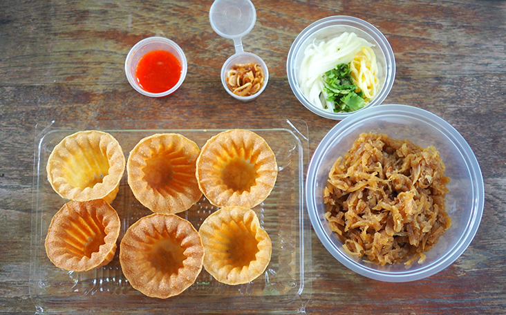 Your 'pai tee' comes with all the items packed in separate containers. 