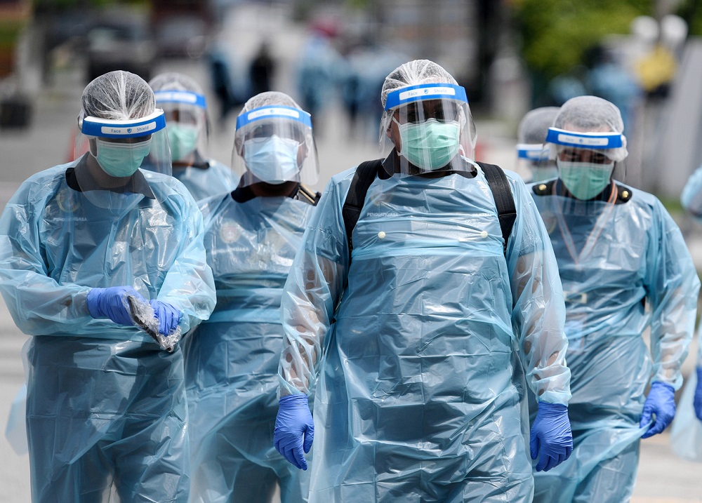 Health officers in full personal protective gear are seen near the Jalan Othman wet market in Petaling Jaya May 10, 2020. u00e2u20acu201d Bernama pic