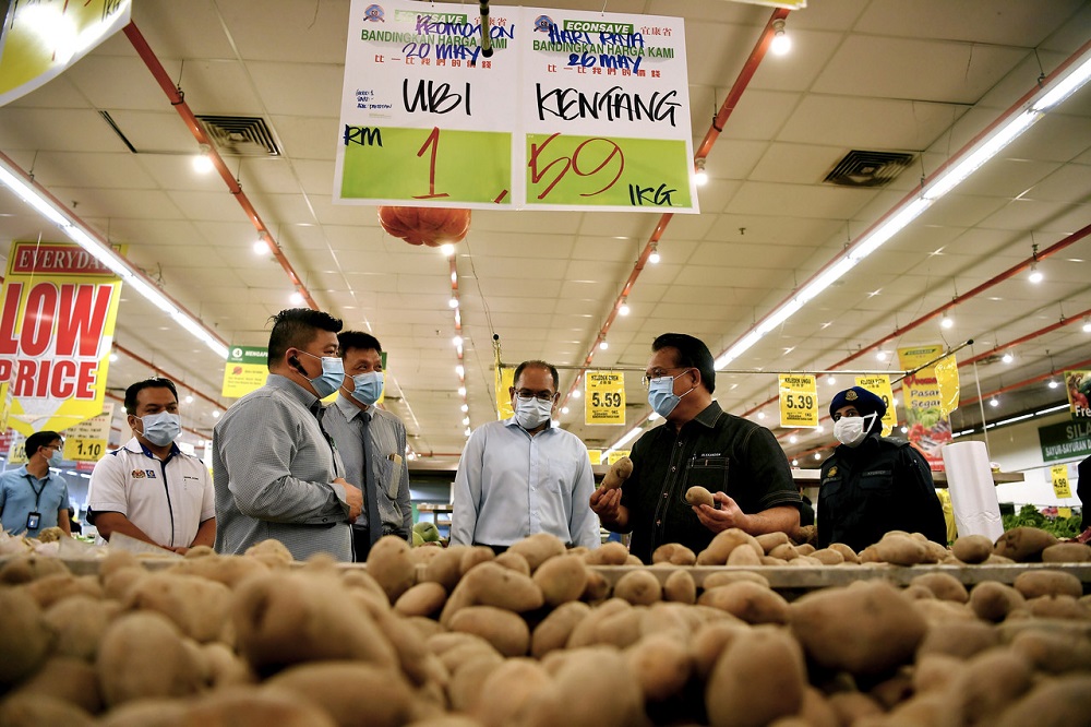 Domestic Trade and Consumer Affairs Minister Datuk Alexander Nanta Linggi during a visit to the Econsave outlet in Kajang May 20, 2020. u00e2u20acu201d Bernama pic