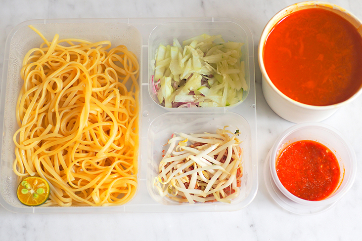 Your “laksa”  is packed in a box while the gravy comes separately. They also cling wrap the packaging for the gravy to prevent any spillage.
