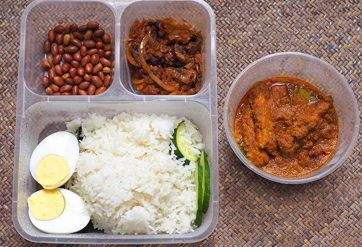 You can easily eat your vegetarian “nasi lemak“ straight out of the box, if you don't feel like washing dishes.