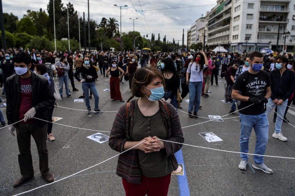 Greek artists and members of artist unions wearing protective facemasks, demonstrate at the Syntagma square , in central Athens, on May 7, 2020 during a rally organised by artists, musicians and actors. — AFP pic