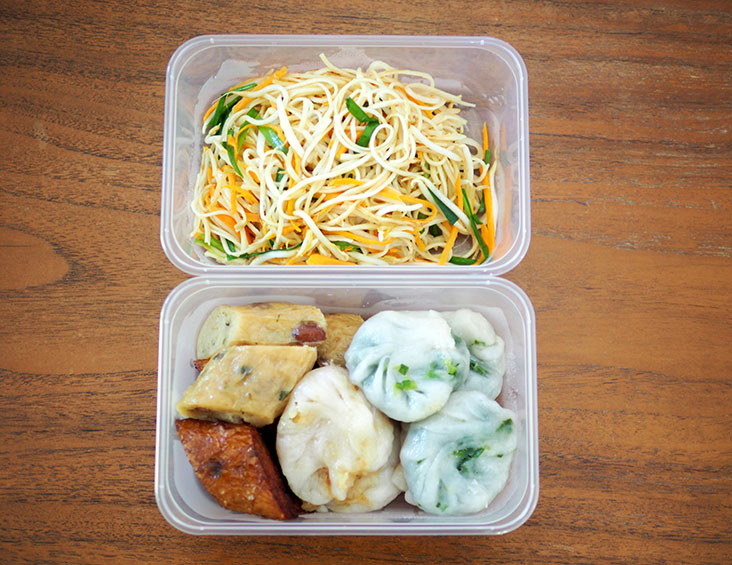 The noodles with broth are packed in separate plastic bags while the Teochew 'chai kuih', 'guang jiang' and 'mee diao' are packed in plastic boxes 