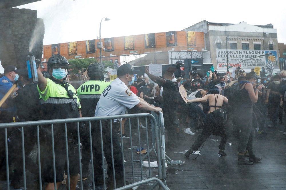 A police officer sprays protesters during an u00e2u20acu02dcI can't breatheu00e2u20acu2122 vigil and rally in New York May 29, 2020. u00e2u20acu2022 Reuters pic