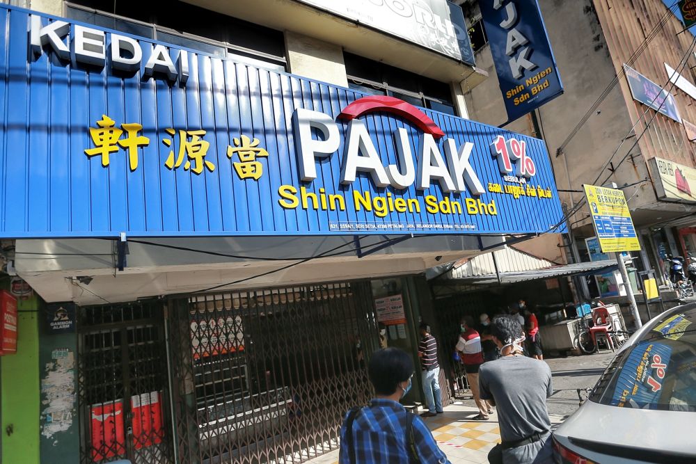 A queue is pictured outside the Shin Ngien pawnshop in SS9, Petaling Jaya May 5, 2020. — Picture by Ahmad Zamzahuri