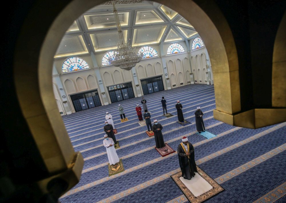 Malaysian Muslims observe social distancing while performing Friday prayers at the Sultan Azlan Shah Mosque in Ipoh May 15, 2020. u00e2u20acu201d Picture by Farhan Najib