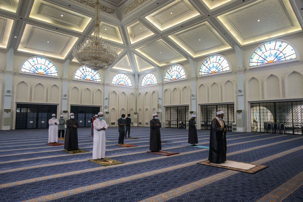 Malaysian Muslims observe social distancing while performing Friday prayers at the Sultan Azlan Shah Mosque in Ipoh May 15, 2020. u00e2u20acu201d Picture by Farhan Najib
