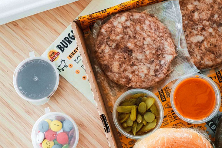 A Pebble burger DIY Kit that comes with every purchase of a llaollao x Pebble Ramadan Bundle