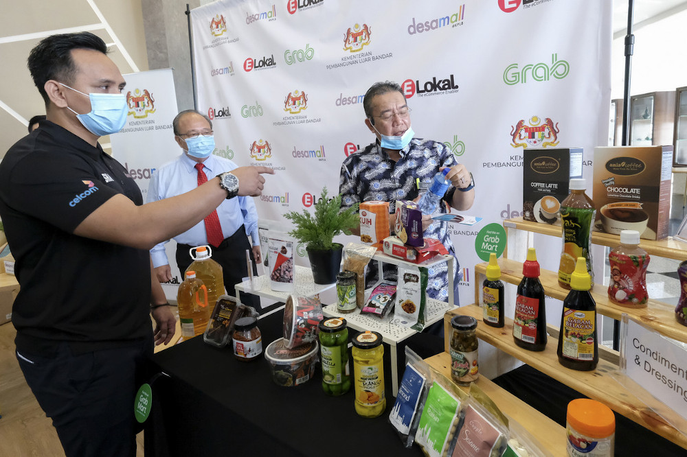 Rural Development Minister Datuk Abd Latiff Ahmad and his deputy Datuk Henry Sum Agong (2nd left) are briefed on the products in the Desamall@KPLB programme in Putrajaya May 14, 2020. u00e2u20acu201d Bernama pic  