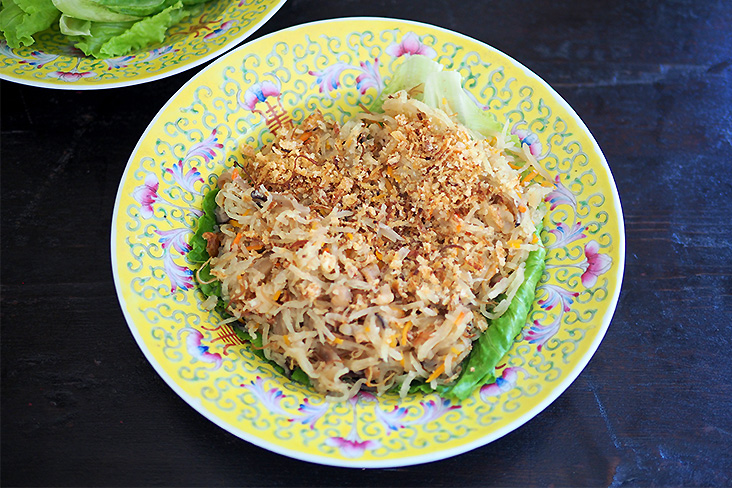 The 'ju hu char' has thin, crispy dried squid, thinly sliced shiitake mushrooms, carrots. Pair it with lettuce leaves and an addictive 'sambal belacan'.