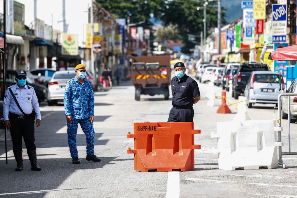 Police personnel man a roadblock near the Air Itam wet market May 6, 2020. u00e2u20acu201d Picture by Sayuti Zainudin
