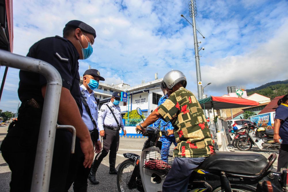 Police personnel man a roadblock near the Air Itam wet market May 6, 2020. u00e2u20acu201d Picture by Sayuti Zainudin