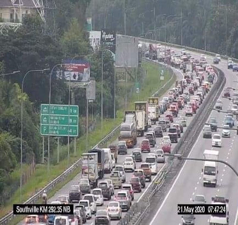 The heavy traffic in Southville City on the way to Bangi.