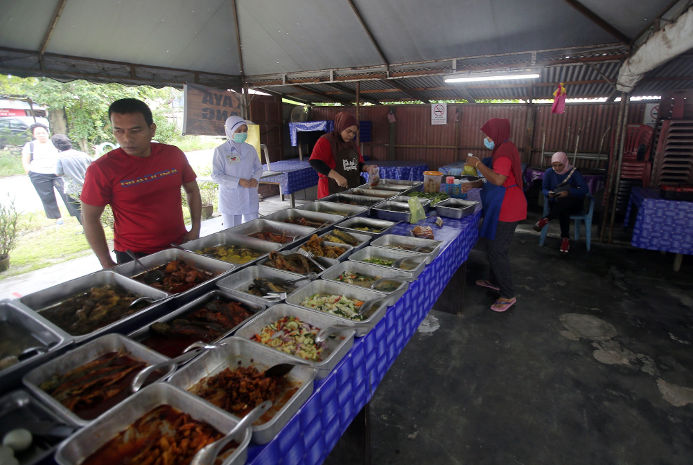 Mix rice seller Amran Kamaruddin, 57, hoped his business would pick up after signing up for SMART Iftar@Perak. — Picture by Farhan Najib