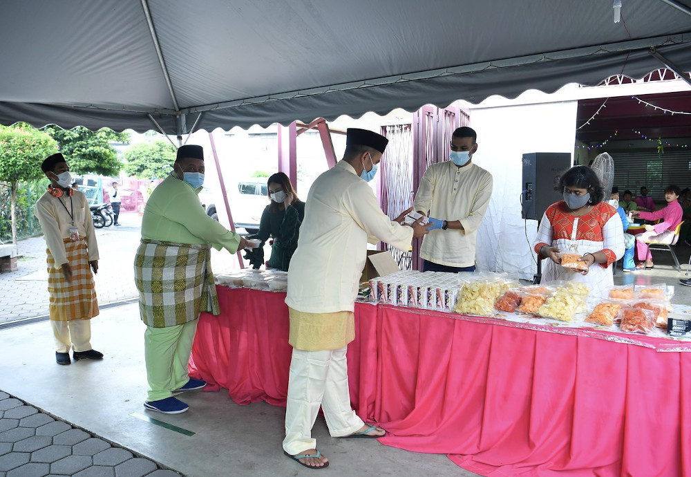 Institute Onn Jau00e2u20acu2122afaru00e2u20acu2122s (IOJ) CEO Charles Mohan (2nd right) hands out meals to the homeless during the u00e2u20acu02dcJom Rayau00e2u20acu2122 programme at the Homeless Transit Centre in Jalan Pahang, Kuala Lumpur May 24, 2020. u00e2u20acu201d Bernama pic