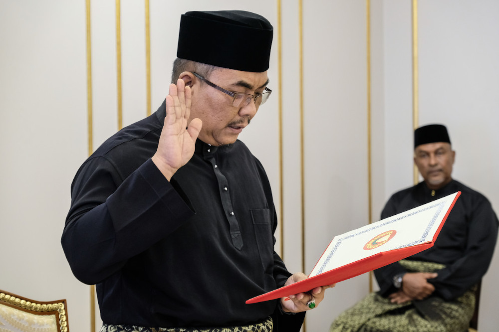 Adun Jeneri Muhammad Sanusi Md Nor melafazkan sumpah memegang jawatan Menteri Besar Kedah 17 Mei 2020. u00e2u20acu201d Foto Bernama