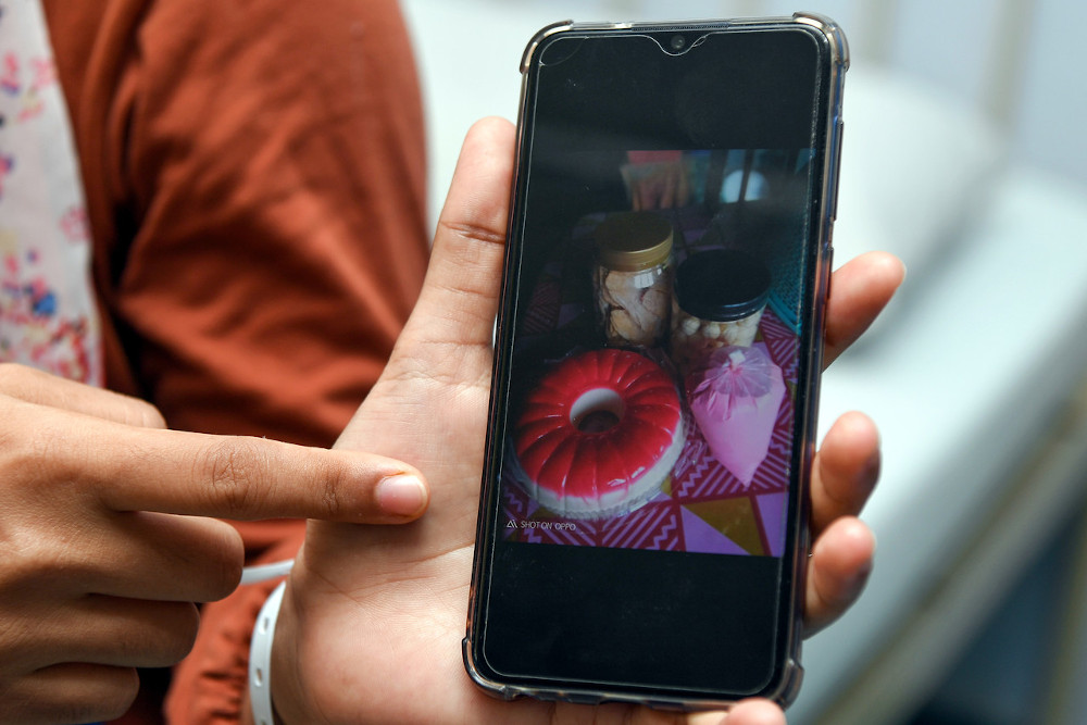 Food poisoning victim Siti Hasnah Mustafa shows a picture of a dessert, puding buih, purchased online, which was believed to have caused food poisoning. u00e2u20acu201d Bernama pic