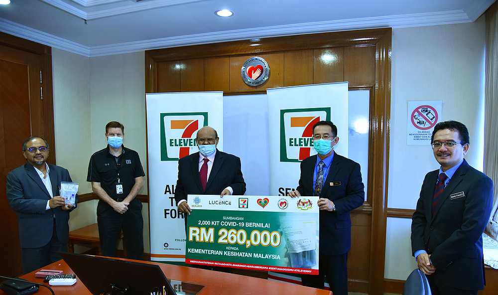 (From left) Dr Hareeff Muhammed, Colin Harvey, Datuk Seri Azlan Meah Ahmed Meah, Health sec-gen Datuk Seri Dr Chen Chaw Min and Health deputy secretary Mohd Fauzee Abd Majid at a formal ceremony. u00e2u20acu201d Picture via 7-Eleven Malaysia