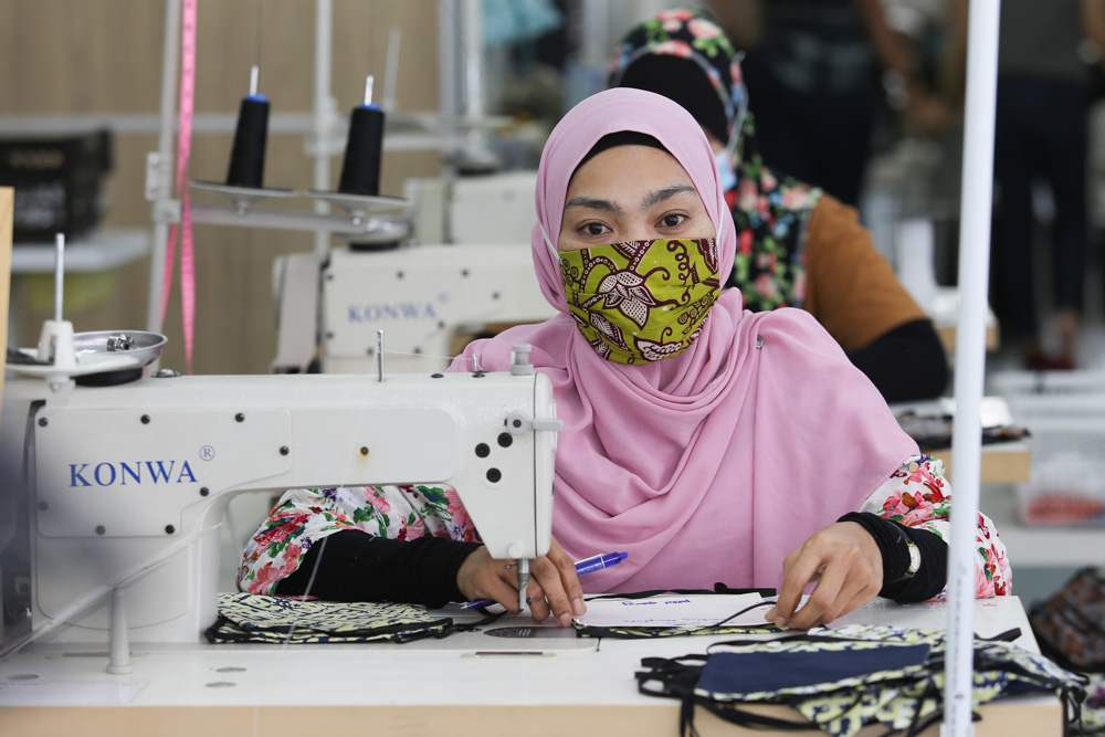 Fitria says sheu00e2u20acu2122s grateful to still be holding down a job while helping Malaysian frontliners at the same time. u00e2u20acu201d Picture by Choo Choy May