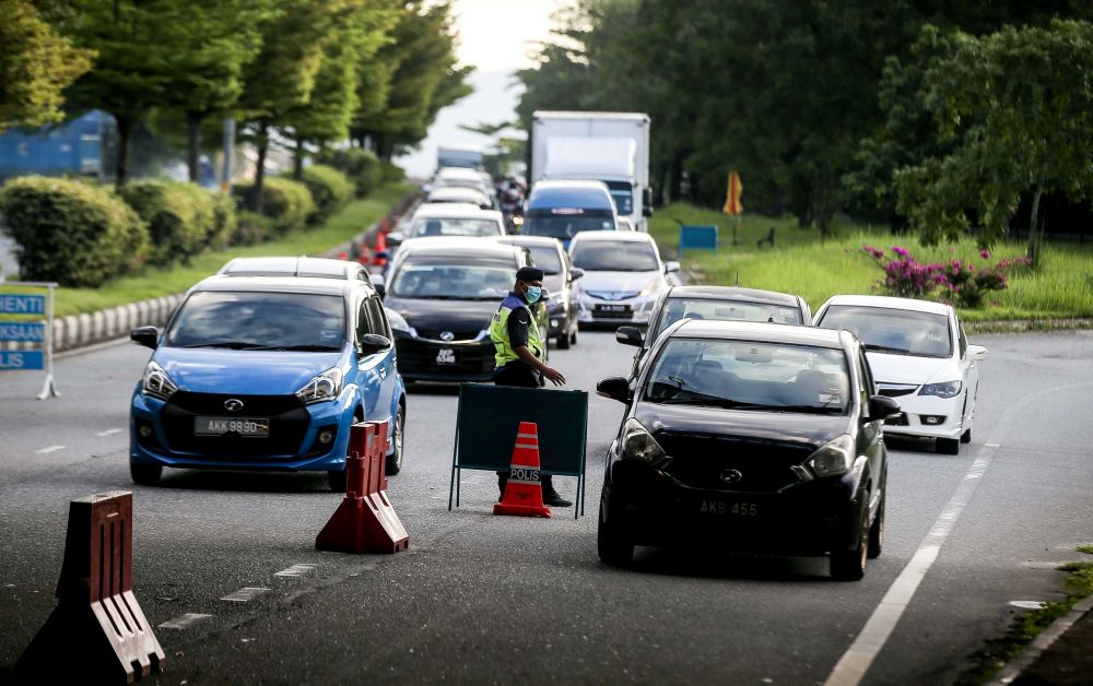 A police personnel mans a roadblock in Ipoh on the first day of the conditional movement control order May 4, 2020. u00e2u20acu201d Picture by Farhan Najibnn
