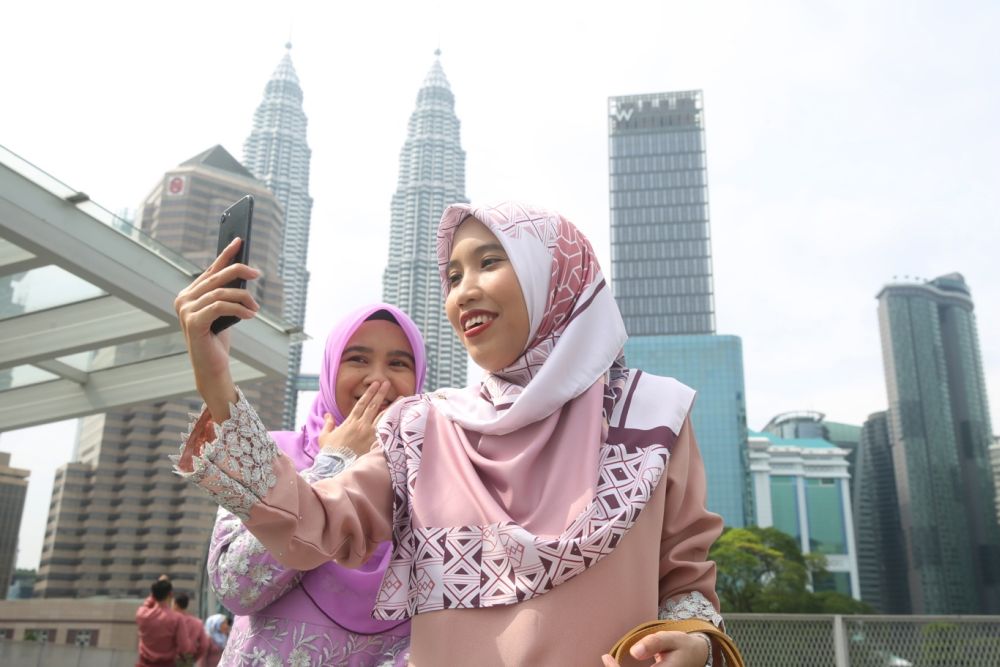 Members of the public pose for pictures at the Saloma Link Bridge in Kuala Lumpur on the first day of Syawal May 24, 2020. u00e2u20acu201d Picture by Choo Choy May