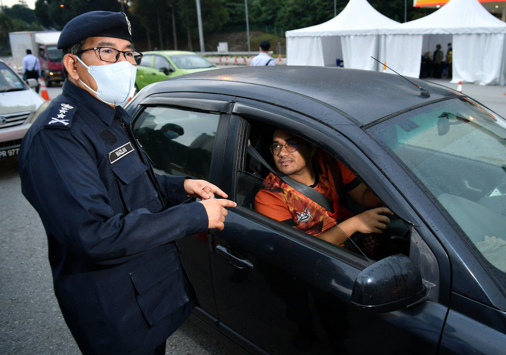 Kuala Lumpur police chief Datuk Seri Mazlan Lazim checks on a driver during a roadblock at the Jalan Duta toll plaza May 28, 2020. u00e2u20acu201d Bernama pic 