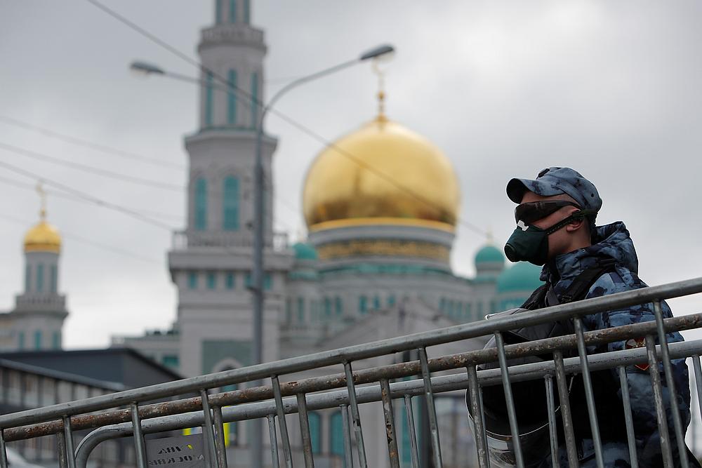 A law enforcement officer stands guard outside the closed Moscow Cathedral Mosque during Aidilfitri, amid the Covid-19 outbreak in Moscow, Russia May 24, 2020. u00e2u20acu201d Reuters pic