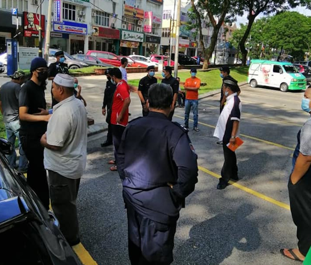 DBKL explained that the situation returned to normal shortly after police and DBKL personnel showed up at the scene to control the crowd. u00e2u20acu201d Picture from Facebook/Dewan Bandaraya Kuala Lumpur