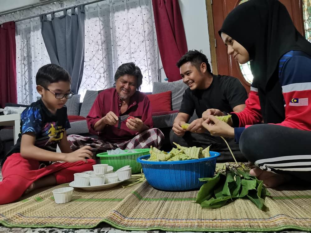 Ahmad Hazeeq Ahmad Hisham (second from right) helping to get ready some Raya food with his son Aryan (left), father-in-law Mohd Yussof Abdullah and wife Nur Farhana Mohd Yussof.