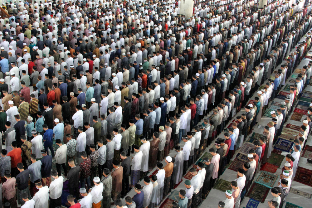 Indonesian Muslims take part in prayers at a mosque during Eid al-Fitr amid the coronavirus disease (Covid-19) outbreak, in Lhokseumawe, Aceh May 24, 2020. u00e2u20acu201d Picture by Antara Foto/Rahmad via Reuters
