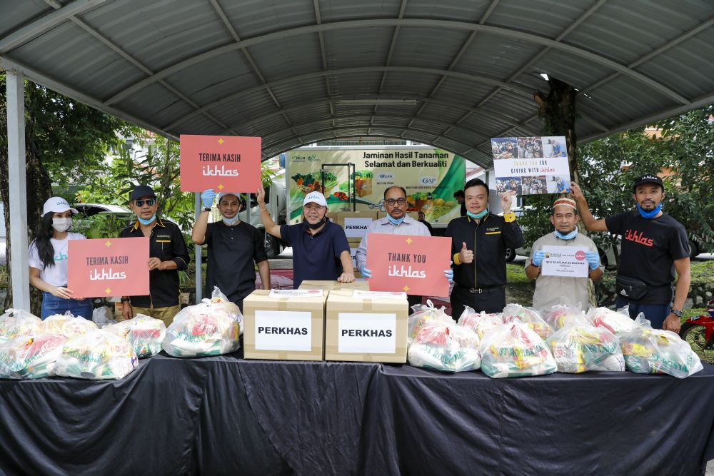ST Rosyam Mart's director, Datuk Rosyam Nor, Malaysian actor, Datuk Fizz Fairuz, Ikhlas's head, Ikhlas Kamarudin, AirAsia's executive chairman, Datuk Raymond Ho and the Ikhlas team at a donation drive. — Picture courtesy of Ikhlas