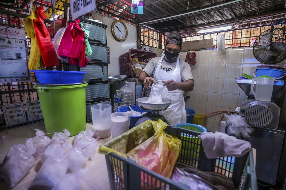 Bangladesh worker Azam Mahmood is pictured at the SS17 wet market in Petaling Jaya May 13, 2020. — Picture by Hari Anggara