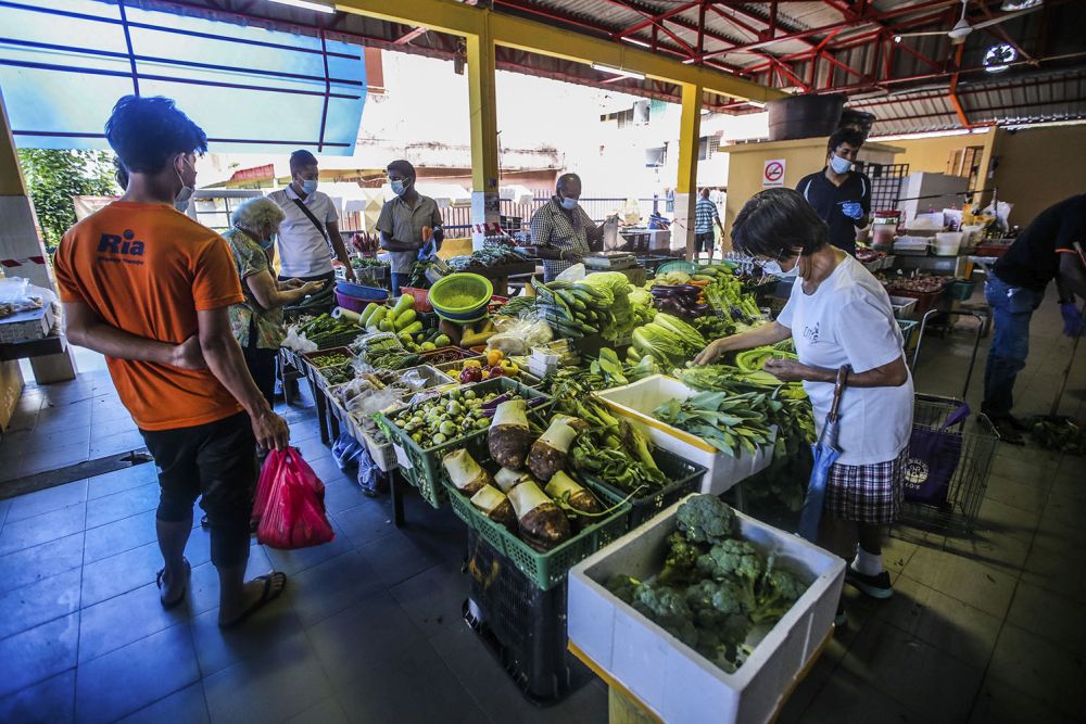 A general view of the SS17 wet market in Petaling Jaya May 13, 2020. — Picture by Hari Anggara