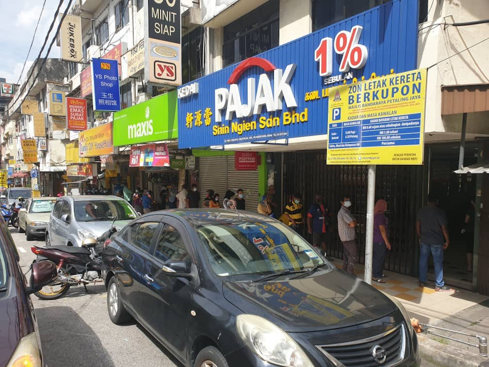 A queue is seen outside the Shin Ngien Pawn Shop in SS9, Petaling Jaya May 4, 2020. u00e2u20acu201d Picture via Twitter/Migraine Bukan Manusia