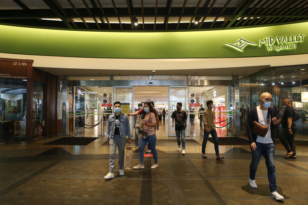 Patrons throng the Mid Valley Megamall in Kuala Lumpur May 28, 2020. u00e2u20acu201d Picture by Yusof Mat Isa
