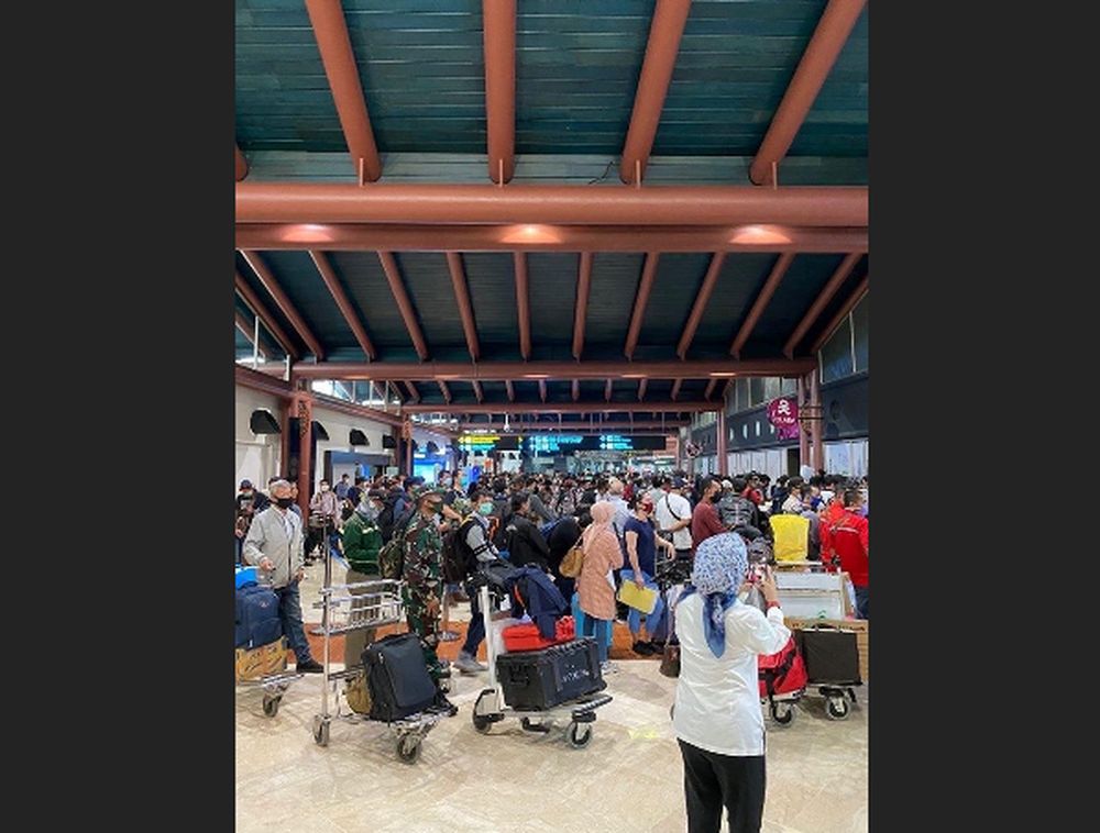 A crowd of people with luggages stand in line at Soekarno-Hatta International Airport, during the outbreak of the coronavirus disease (Covid-19) in Tangerang, Indonesia, May 14, 2020. u00e2u20acu201d Reuters pic