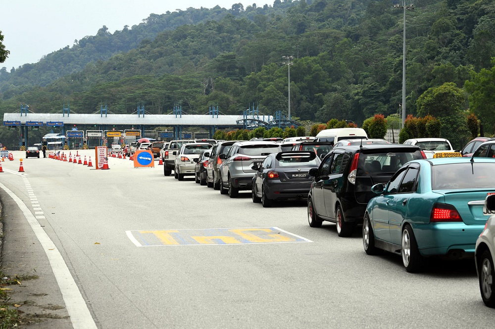 According to official traffic reports traffic flow from the capital of Kuala Lumpur heading north and south of the PLUS Highway has reached a crawl. u00e2u20acu2022 Bernama pic