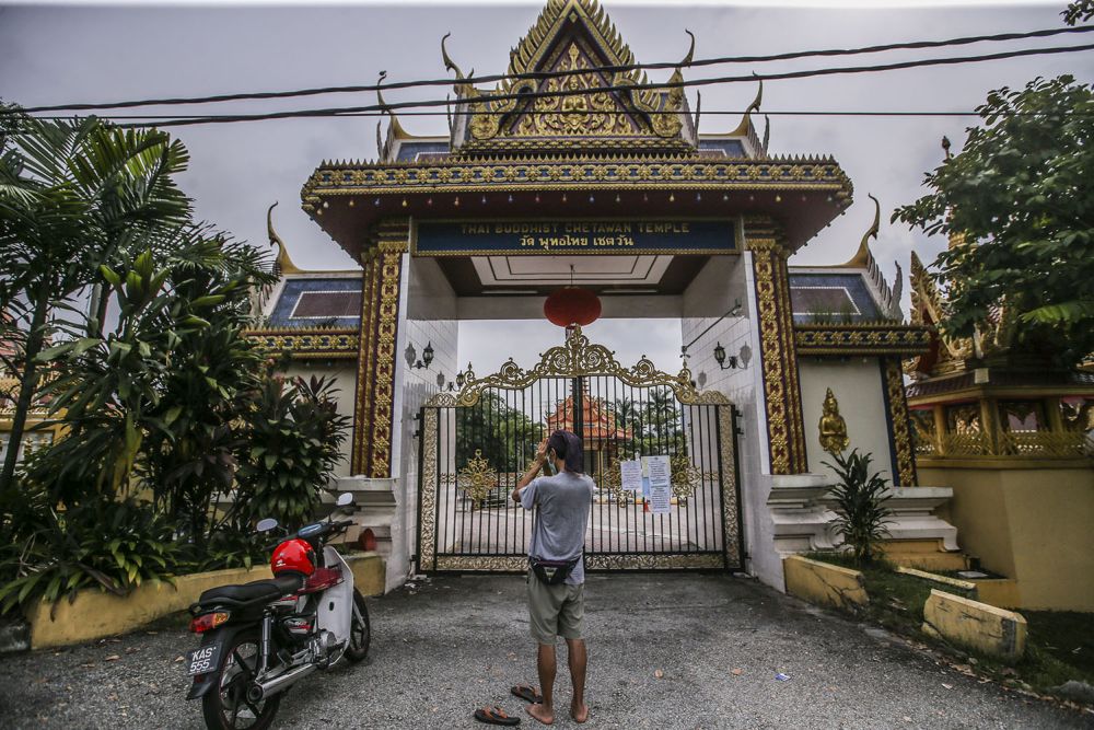 A devotee prays outside the Thai Buddhist Chetawan Temple in Petaling Jaya on Wesak Day May 7, 2020. u00e2u20acu201d Picture by Hari Anggara