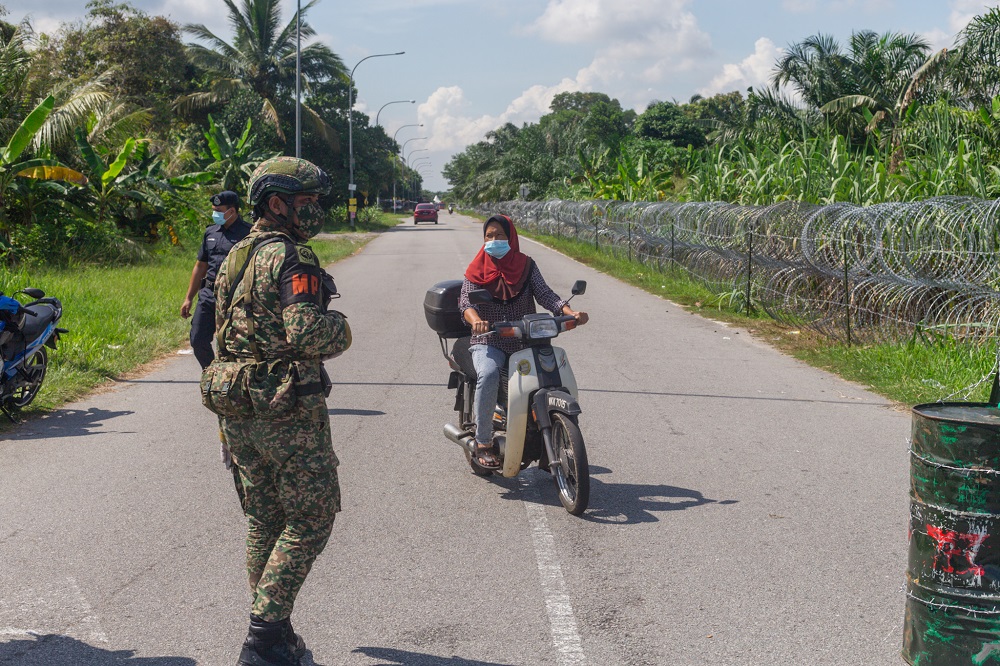 Army and police personnel man a roadblock at a road leading to Taman Langat Utama and Taman Langat Murni in Bukit Changgang June 3, 2020. u00e2u20acu201d Picture by Firdaus Latif 
