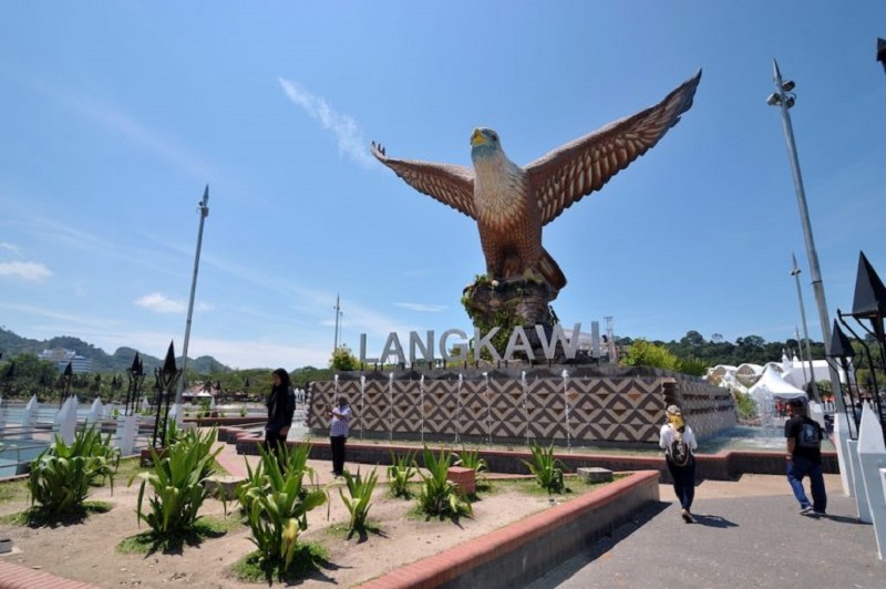 The story about Langkawi hotels receiving 1,000 bookings per hour has surprised not only the public and tourism agencies but the hoteliers themselves which have confirmed that it was falsely reported. u00e2u20acu201d SoyaCincau pic