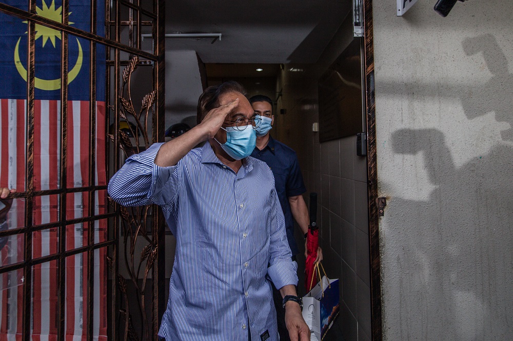PKR president Datuk Seri Anwar Ibrahim leaves the partyu00e2u20acu2122s headquarters after meeting with other Pakatan Harapan leaders in Petaling Jaya June 12, 2020. u00e2u20acu201d Picture by Firdaus Latif 