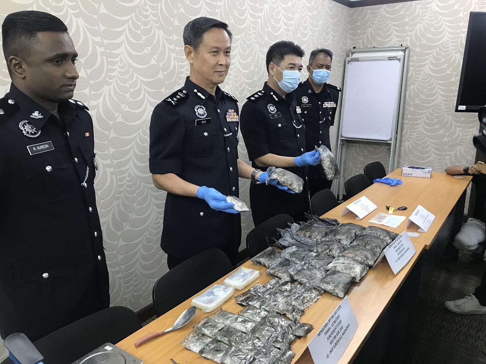 State deputy police chief DCP Datuk Goh Boon Keng (second left) showing the drugs which were seized from a coupleu00e2u20acu2122s car in Kampung Muhibbah, Buntong in Ipoh June 15, 2020. u00e2u20acu201d Picture by John Bunyan