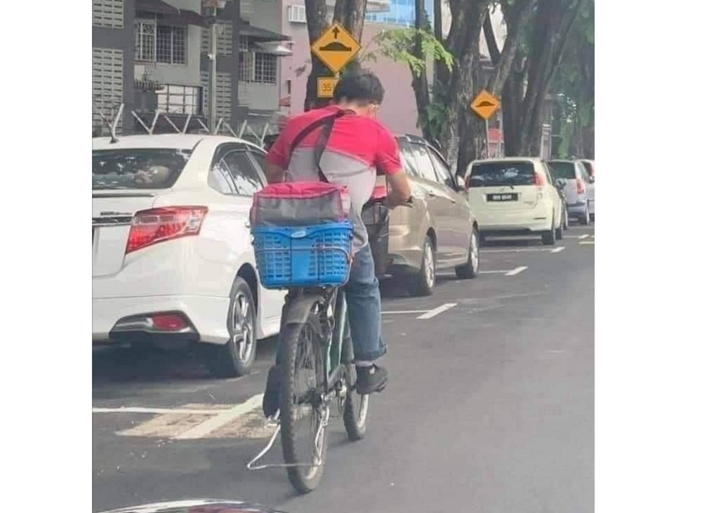 A food delivery man using a bicycle to go about his delivery job has won him praises from internet users for his hard work. u00e2u20acu201d Picture via Facebook/ Negri Sembilan Kinin