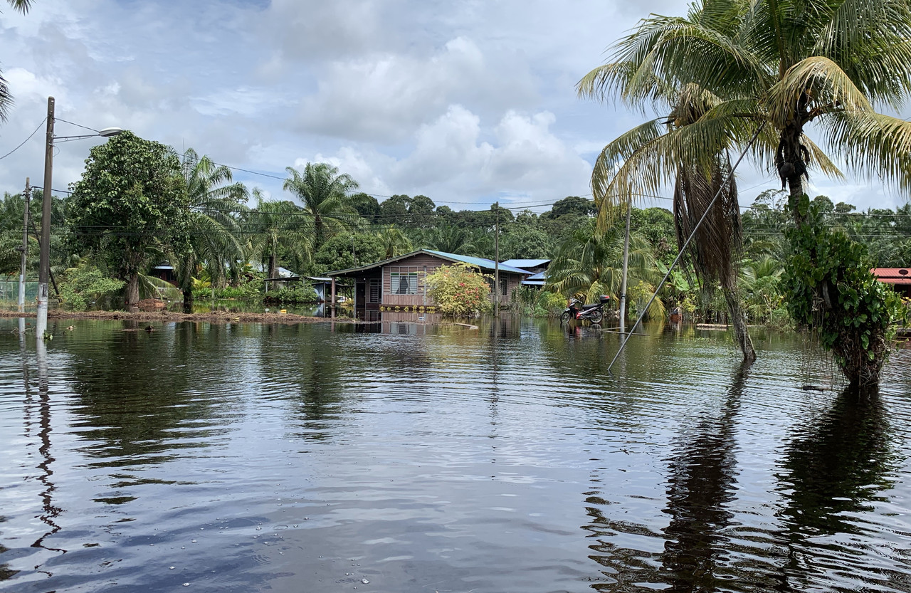 Keadaan banjir di Kampung Parit Pulai, Parit Sulong, di sini, setelah hujan lebat yang bermula sekitar 5 pagi semalam. u00e2u20acu201d Foto Bernamann
