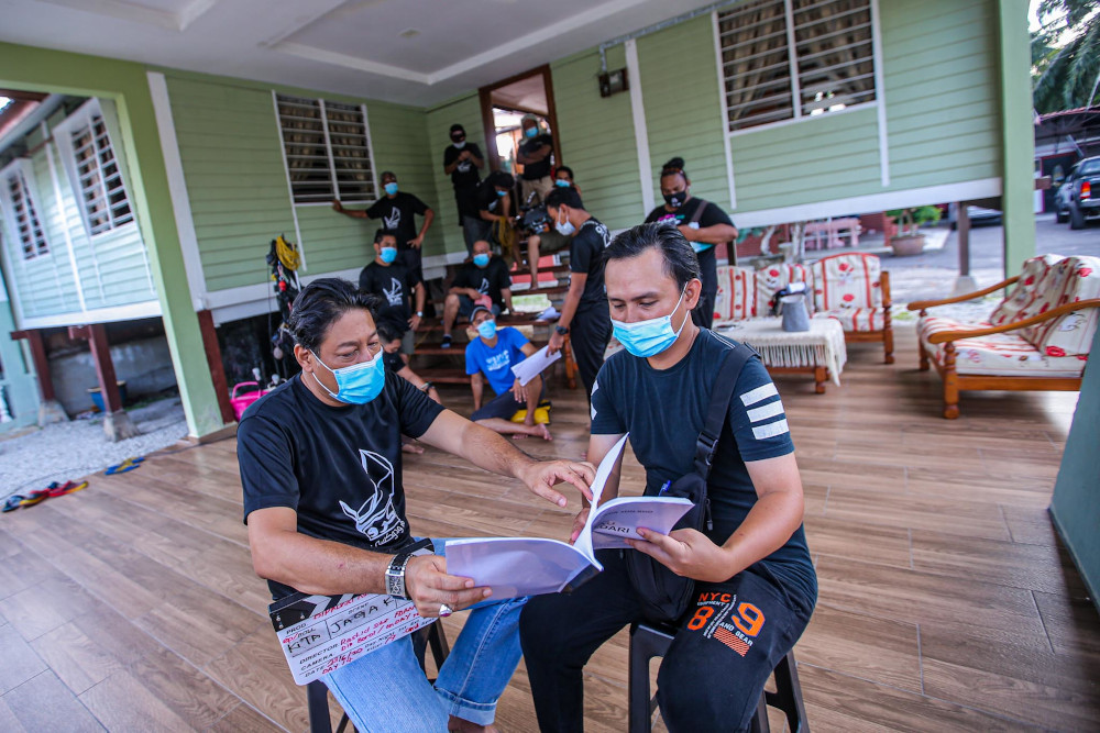 The production crew from Operaklasik Sdn Bhd during the SOP briefing before filming on June 23, 2020. u00e2u20acu201d Picture by Hari Anggara