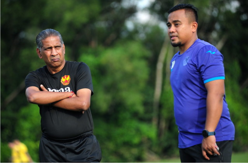 Selangor head coach B. Sathianathan (left) during a training session in Shah Alam October 21, 2019. u00e2u20acu201d Bernama pic