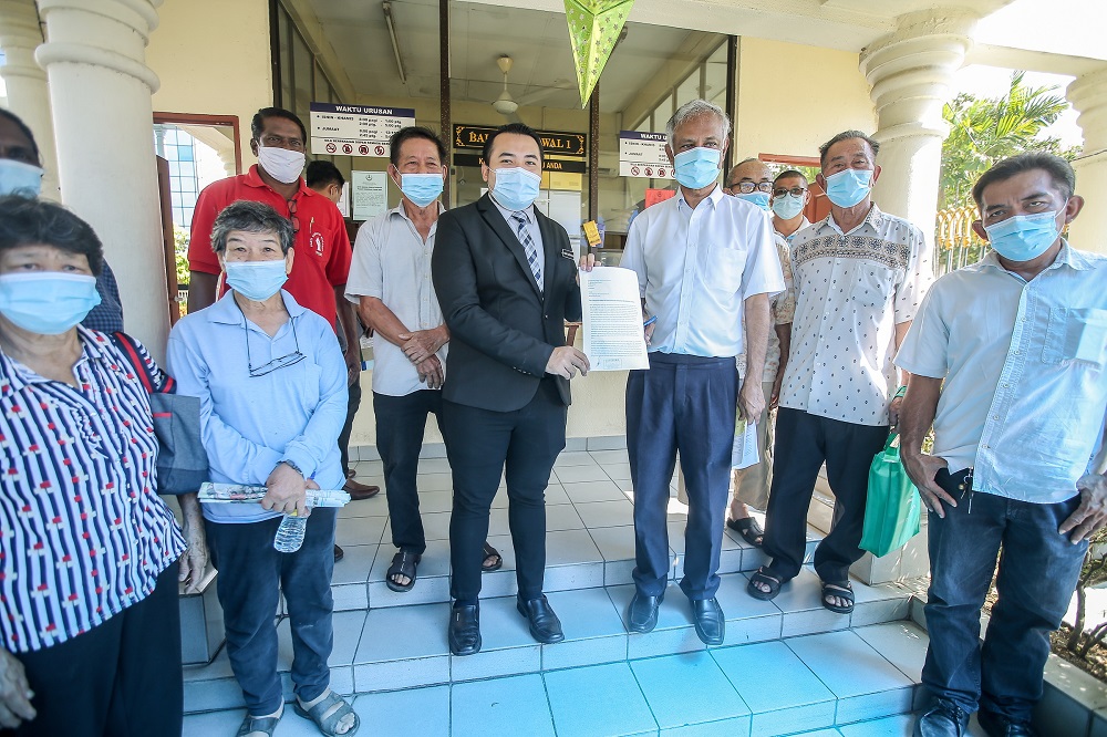 PSM chairman Dr Jeyakumar Devaraj (third right) and a group of farmers from Kampung Baru Tanah Hitam, present an appeal letter to the Mentri Besar Officeu00e2u20acu2122s executive officer Asad Safwan Mazlan in Ipoh June 17, 2020. u00e2u20acu201d Picture by Farhan Najib