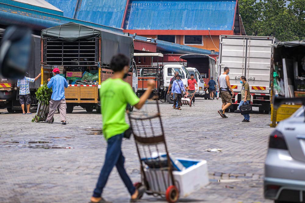 Workers at the Kuala Lumpur wholesale market send orders to customersu00e2u20acu2122 vehicles, June 24, 2020. u00e2u20acu201d Picture by Hari Anggara