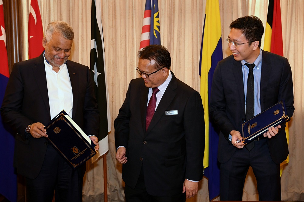 Domestic Trade and Consumer Affairs Minister Datuk Alexander Nanta Linggi (centre) witnessing the signing of an MoU between the Malaysian Franchise Association and online shopping platform Shopee in Putrajaya June 19, 2020. u00e2u20acu201d Bernama pic